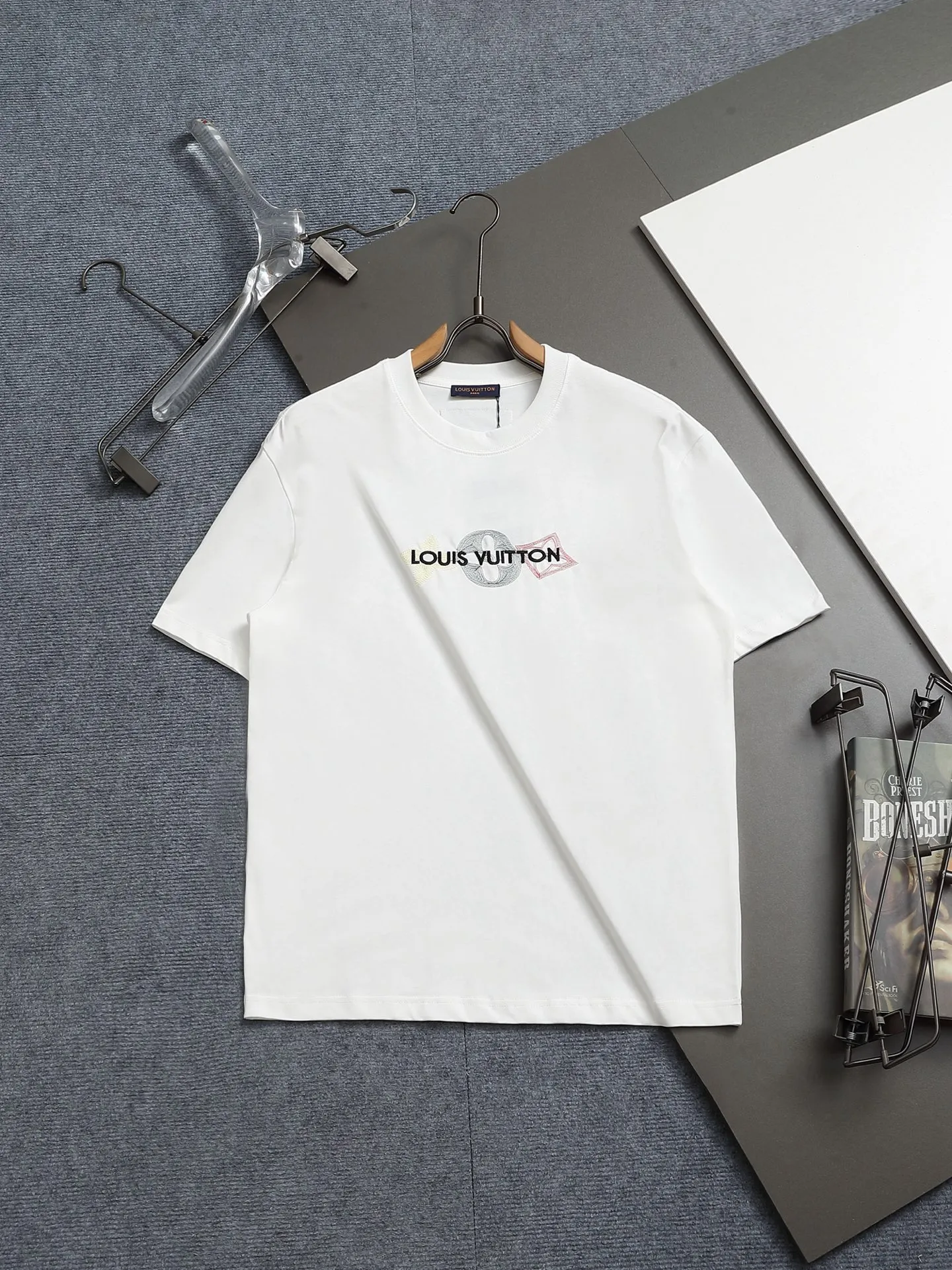 🅿️170 2025 new 1V summer cotton T-shirt uses colorful wool embroidery to enhance the temperament. The exquisite three-flower embroidery pattern is composed of a variety of yarns, with a total of 42,530 stitches showing a slight relief effect. Embroidered 1v letters complete this bold and sophisticated piece.  𝙘𝙤𝙡𝙤𝙧：White. Black 𝙨𝙞𝙯𝙚：XS S M L